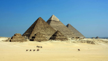 Il existe de nombreuses légendes sur les pyramides, mais la vraie est qu'elles n'ont pas quatre côtés 9 Il existe de nombreuses légendes sur les pyramides, mais la seule vraie est qu'elle n'a pas quatre côtés