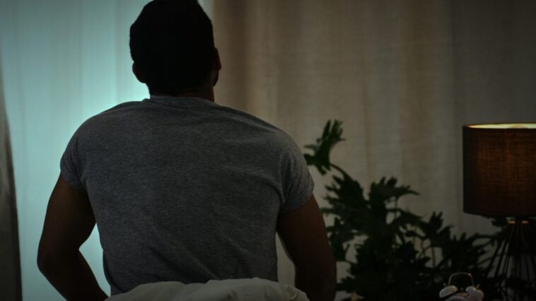 Infarts, AVC et troubles du sommeil : que révèle l'étude sur les risques de graves événements cardiovasculaires 1 La régularité du sommeil pourrait être plus pertinente qu'une durée suffisante de sommeil pour prévenir le risque d’infarctus, d’AVC et d’insuffisance cardiaque / Photo iStock