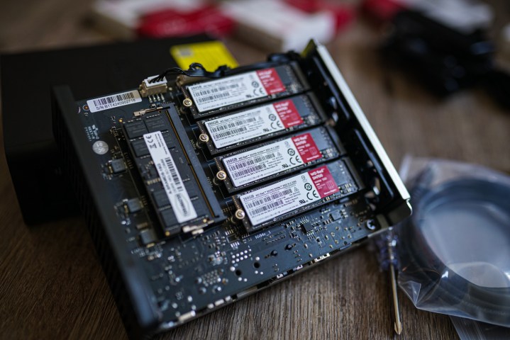 J'ai dépensé seulement 90 €, et je ne paierai jamais pour le streaming à nouveau 2 Disques SSD installés à l'intérieur du Terra Master F8 SSD Plus.