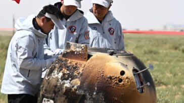 @CNSAWatcher | Des scientifiques travaillent sur la sonde Chang'e 6 récemment revenue sur Terre
