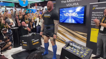 "La Montagne" de Game of Thrones établit un record en soulevant 450 kilos de disques durs SSD 22 "La Montaña" de Juego de Tronos bate un récord al levantar 450 kilos de discos duros SSD