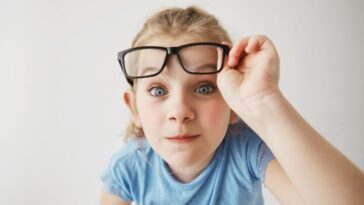 La myopie chez nos jeunes ne cesse d'augmenter : elle touche déjà 35 % des enfants dans le monde entier 4 Criança a erguer os óculos da cara