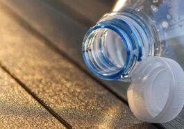Bouchon coincé sur une bouteille en plastique