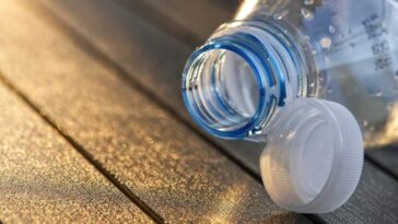Le MIT dévoile un électrode révolutionnaire qui transforme le CO2 en combustibles et plastiques durables 23 Bouchon coincé sur une bouteille en plastique