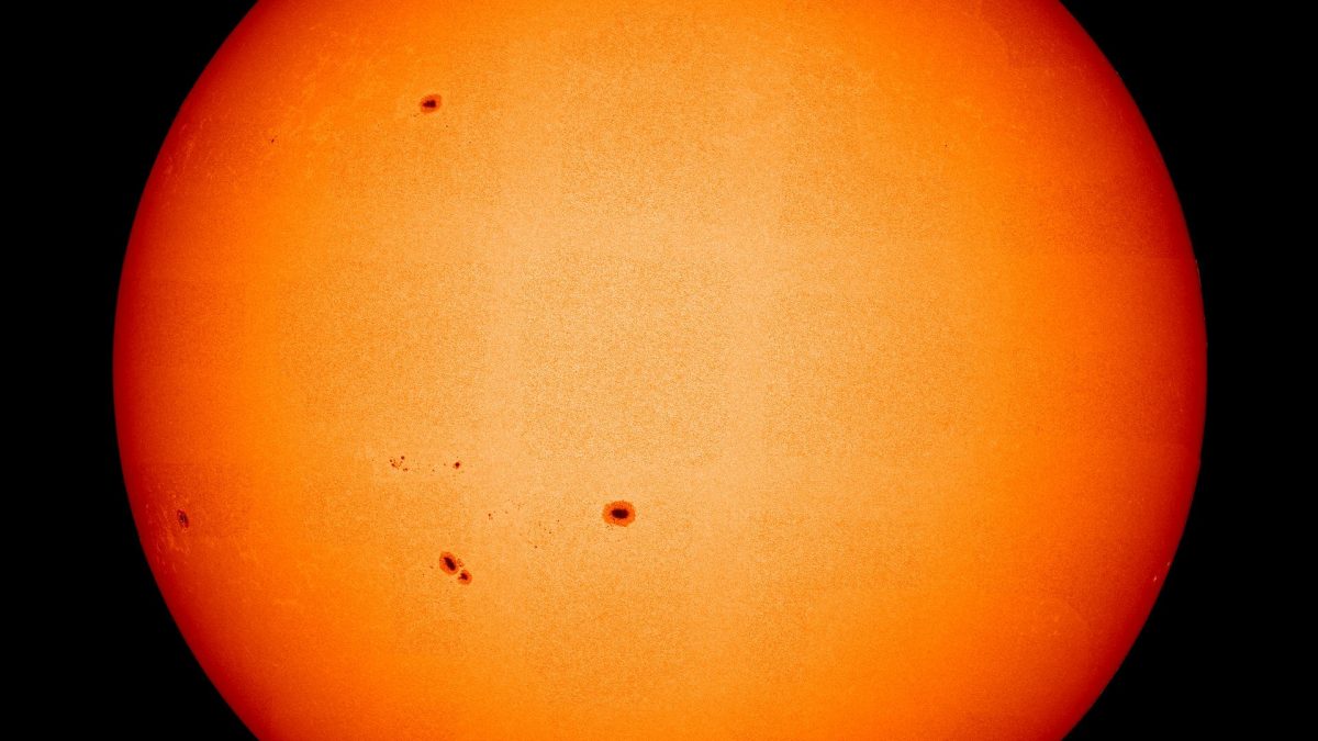 Le Soleil comme jamais vu auparavant dans les photos extraordinaires de la sonde Solar Orbiter 2 Image du Soleil en lumière visible : sur la photosphère, on voit les taches solaires / Crédit : ESA