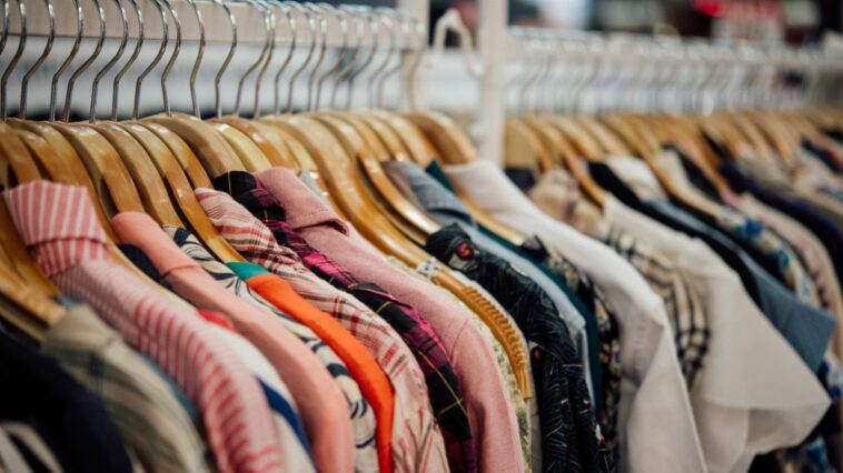 Le coût environnemental des déchets textiles : en Europe, seulement 1 % des vêtements usagés sont recyclés en nouvelles pièces 1 Image