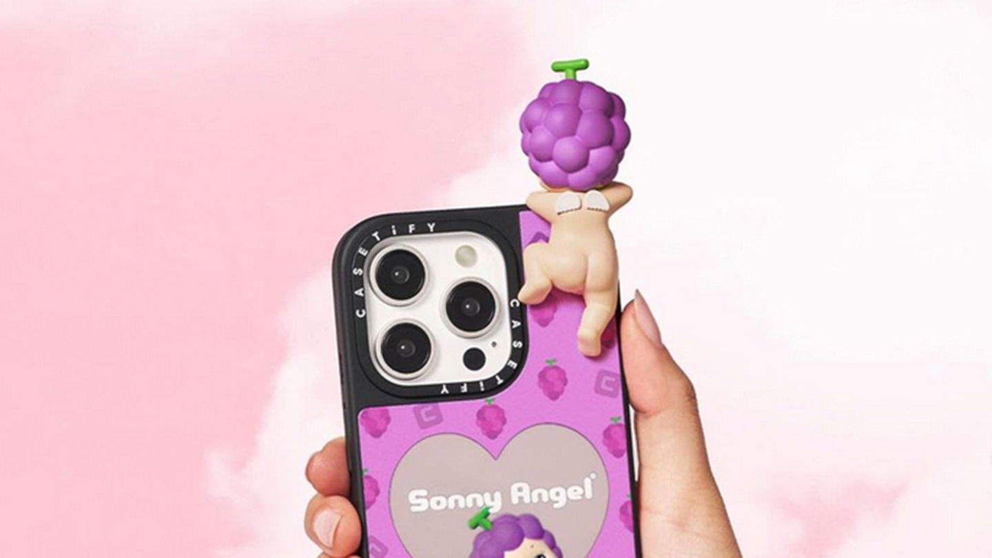 Les bébés anges envahissent les téléphones du monde entier : la folie des Sonny Angels est lancée ! 3 Un Sonny Angel collé à un iPhone