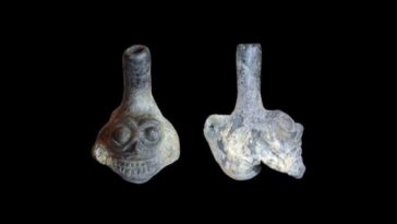 Un sifflet de la mort ou ehecachichtli aztec. Crédit : wikipedia