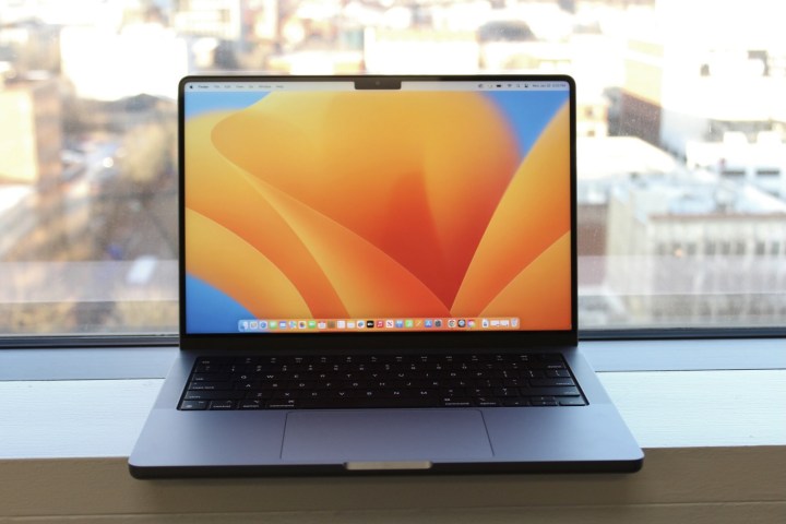 Le MacBook Pro 14 pouces sur un rebord de fenêtre.