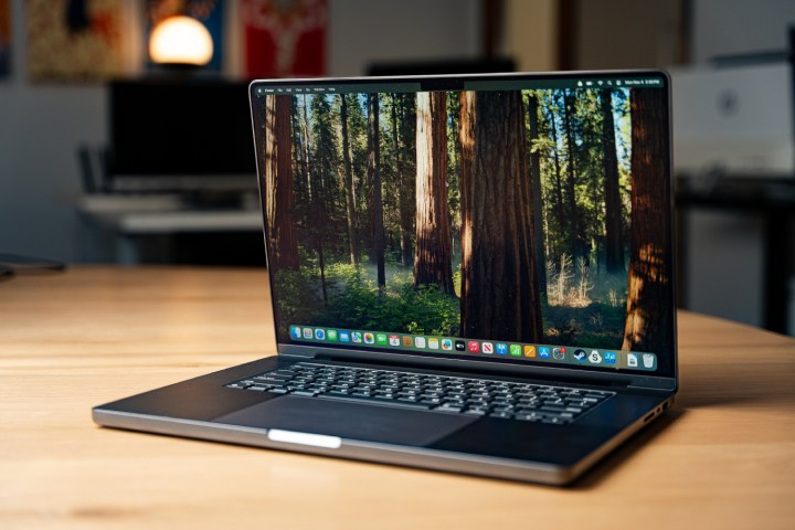 MacBook Pro 16 contre MacBook Pro 14 : lequel choisir pour maximiser votre productivité ? 2 Le MacBook Pro 16 pouces sur une table.
