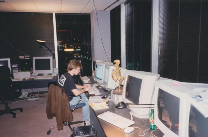Les appareil les plus insolites qui peuvent faire tourner Doom 2 John Carmack travaillant sur Quake dans les bureaux d'id Software.