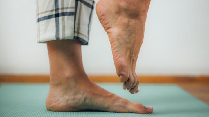 Que révèle votre équilibre sur votre santé : pouvez-vous tenir sur une jambe ? 2 Manter-se de pé sobre uma perna só