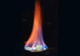 Qu'est-ce que le méthane solide, où le trouve-t-on et quels sont les dangers des hydrates de gaz naturel ? 73 Metano solido, spesso chiamato "ghiaccio ardente", è l'idrato di metano, una miscela congelata di acqua e metano che inizia a bruciare quando viene a contatto con una fiamma libera / Photo Credit US Geological Survey