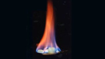 Metano solido, spesso chiamato "ghiaccio ardente", è l'idrato di metano, una miscela congelata di acqua e metano che inizia a bruciare quando viene a contatto con una fiamma libera / Photo Credit US Geological Survey