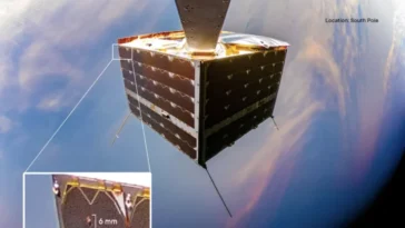Un objet a percuté un satellite en orbite autour de la Terre, provoquant un impact spectaculaire ! 1 Image satellite touché par des débris spatiaux