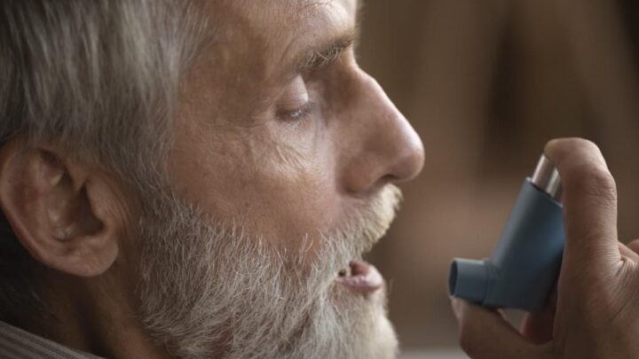 Un traitement révolutionnaire pour l'asthme, le premier en 50 ans ! 1 Homem com uma bomba de asma
