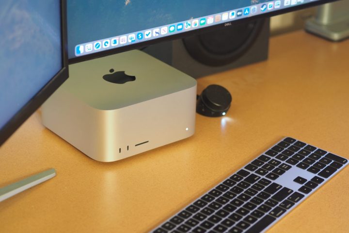 Une année de plus sans nouvelles de l'iMac Pro 2 Vue de dessus de l'Apple Mac Studio montrant le PC et le clavier.