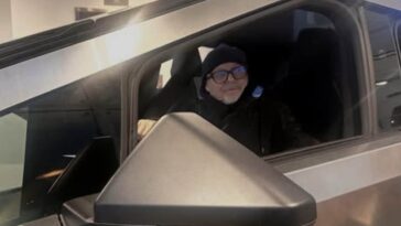 Vasco Rossi teste le Cybertruck d'Elon Musk : "Parfait pour transporter des olives ou des mitrailleuses" 25 Vasco Rossi teste le Cybertruck d'Elon Musk : "Parfait pour transporter des olives ou des mitrailleuses"