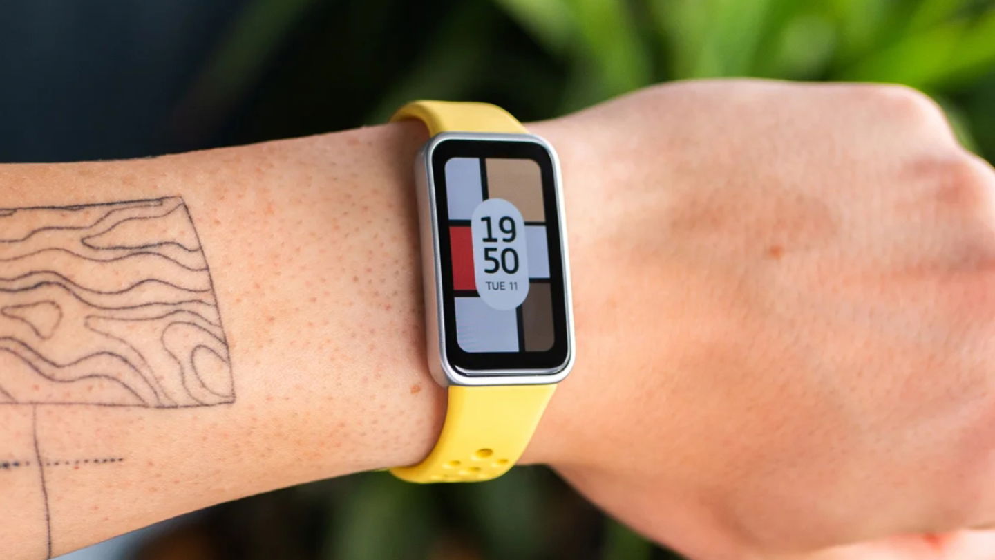 Comparaison Xiaomi Smart Band 9 vs HUAWEI Band 9 : Comparatif, différences et laquelle est meilleur bracelet connecté 4 HUAWEI Band 9 jaune au poignet