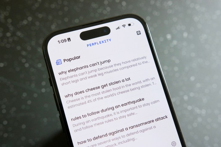 Perplexity AI : découvrez comment utiliser le moteur de réponses qui défie Google 3 L'application Perplexity AI fonctionnant sur un iPhone 14 Pro.