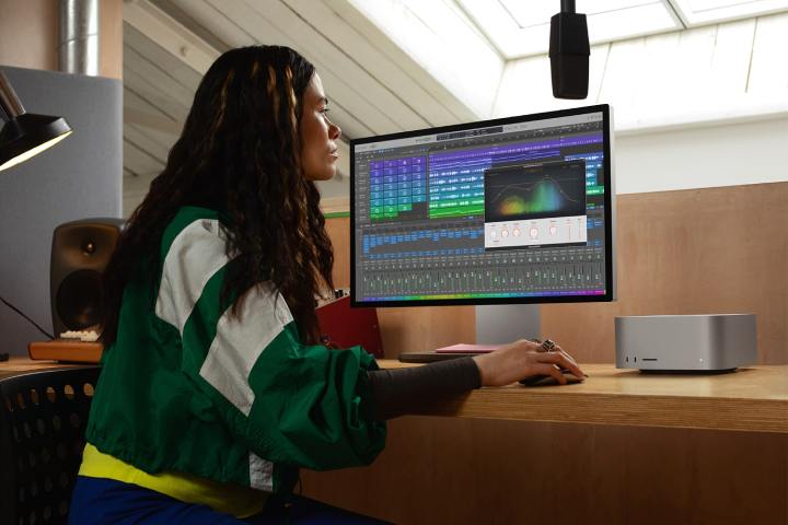 Qu'est-ce qu'AppleCare+ et vaut-il vraiment le coup d'être ajouté à votre MacBook ? 4 Une personne utilisant un Mac Studio avec un Apple Studio Display.
