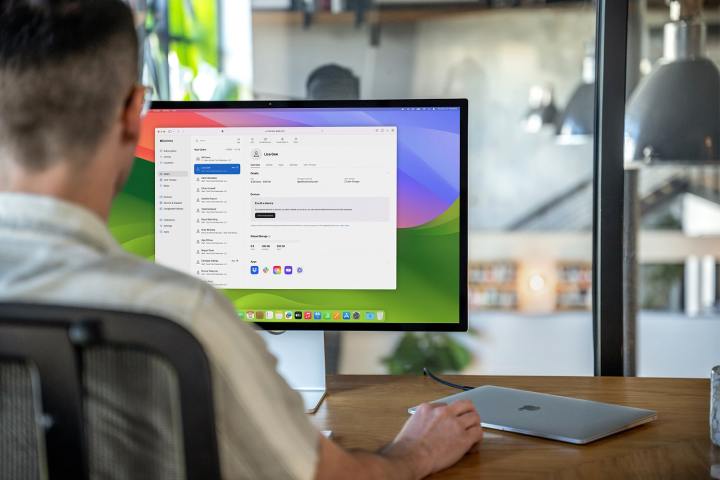 Qu'est-ce qu'AppleCare+ et vaut-il vraiment le coup d'être ajouté à votre MacBook ? 5 Une personne utilisant un Apple MacBook Air avec un moniteur Studio Display.