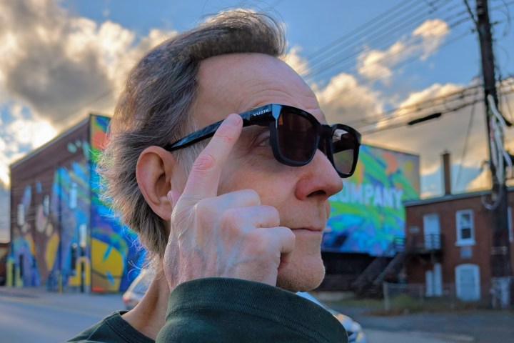 Les lunettes intelligentes avancées à essayer en attendant l'Orion de Meta qui n'arrivera pas avant des années 3 Les lunettes intelligentes Vuzix Z100 ont un pavé tactile à l'avant droit.