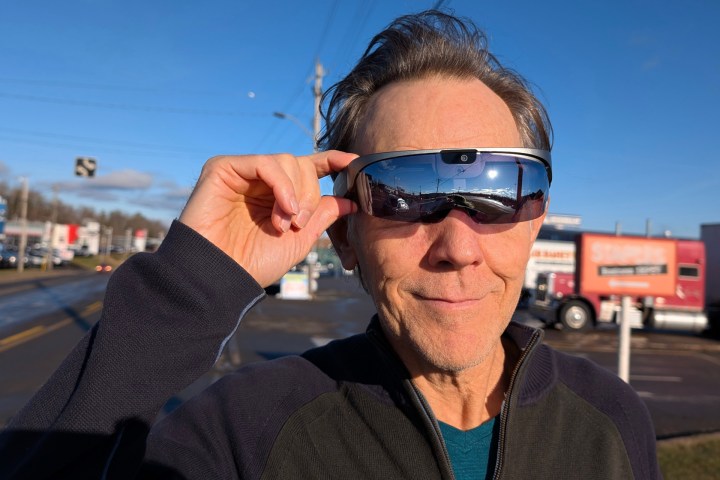 Les lunettes intelligentes avancées à essayer en attendant l'Orion de Meta qui n'arrivera pas avant des années 5 Les lunettes intelligentes Lawaken Technologies Lawk One ont une caméra intégrée.