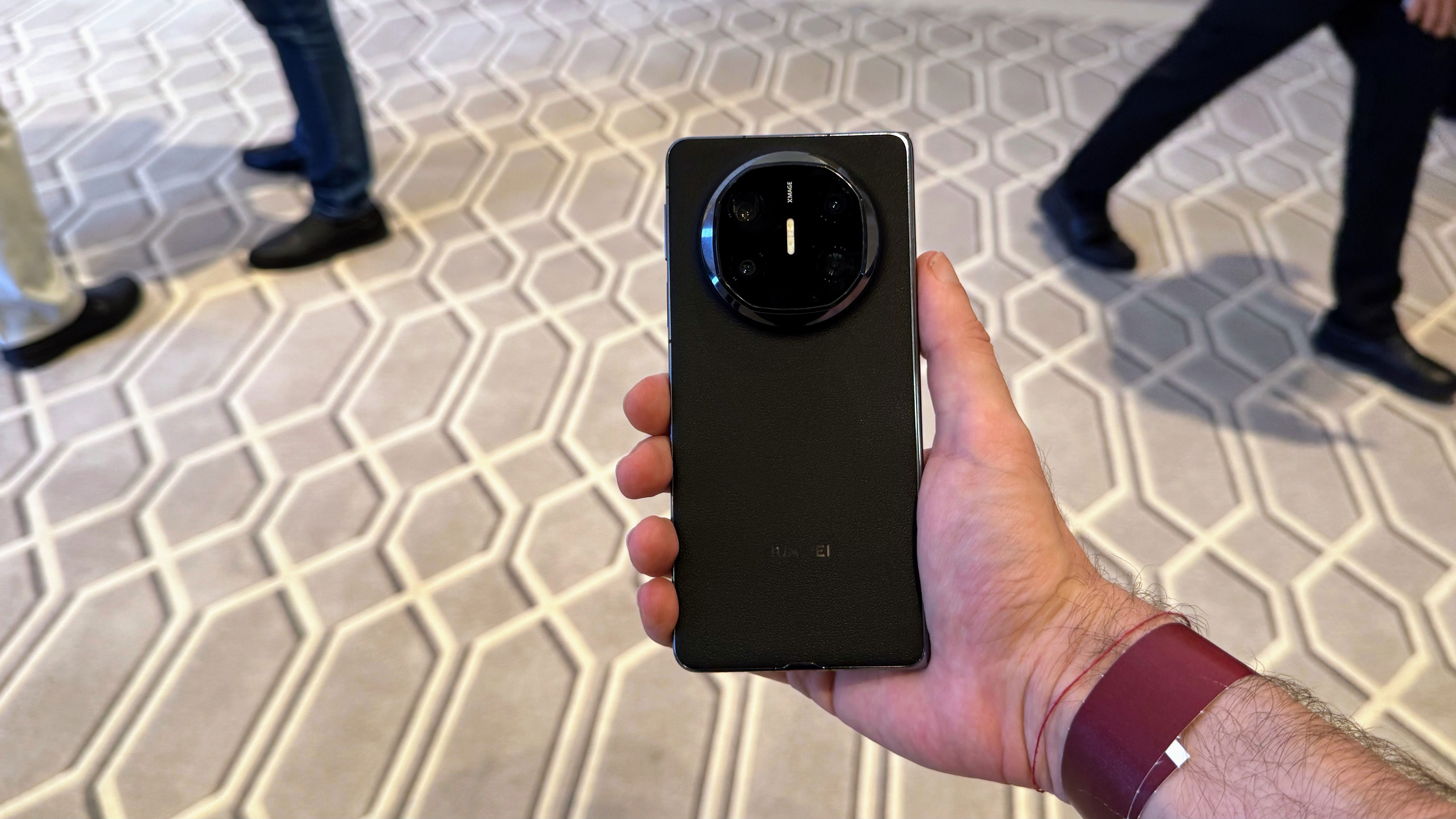 HUAWEI dévoile le nouveau Mate X6, le smartphone pliable phare destiné à conquérir le marché 4 Les Huawei Mate X6 arrivent en Espagne dans deux couleurs