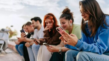 Les ados délaissent X et Facebook au profit de TikTok et WhatsApp, selon un communiqué 15 Les Ados Délaissent X Et Facebook Au Profit De Tiktok