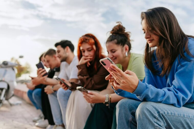 Les ados délaissent X et Facebook au profit de TikTok et WhatsApp, selon un communiqué 1 Les Ados Délaissent X Et Facebook Au Profit De Tiktok