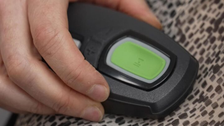 Un nouveau microchip révolutionnaire pour contrôler l'apnée du sommeil via une application ! 4 Télécommande pouvant être utilisée par les patients pour activer la puce. Crédit : Sky News