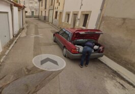 Une Scène De Google Street View D'un Homme Mettant Un