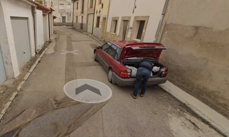 Une scène de Google Street View d'un homme mettant un corps dans une voiture aide la police à résoudre l'affaire 1 Une Scène De Google Street View D'un Homme Mettant Un