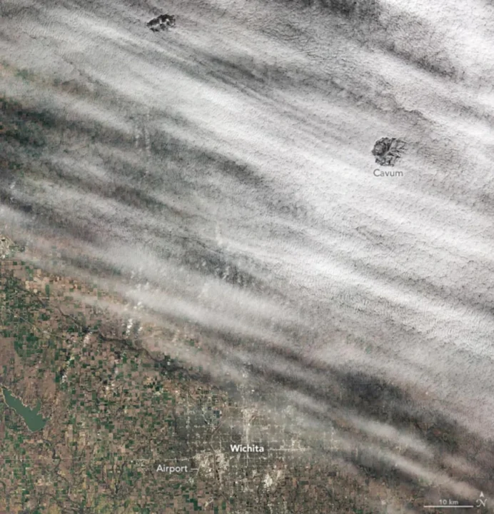 Le phénomène fascinant des trous dans le ciel créés par les avions 3 Image nuage cavum