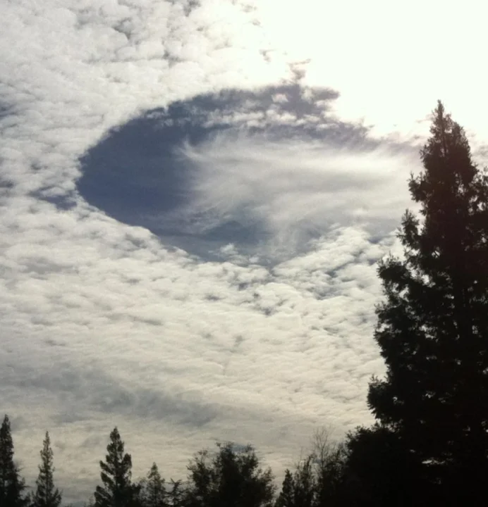 Le phénomène fascinant des trous dans le ciel créés par les avions 4 1735168135 932 Le phenomene fascinant des trous dans le ciel crees par.webp