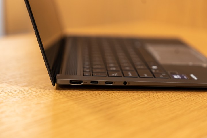 Je veux absolument que les MacBooks s'emparent de cette fonctionnalité géniale du trackpad ! 5 Le côté gauche de l'Asus Zenbook S14 contenant les ports et IO