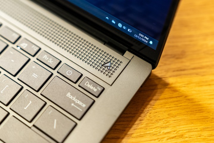 Je veux absolument que les MacBooks s'emparent de cette fonctionnalité géniale du trackpad ! 7 Gros plan sur le logo de vaisseau spatial d'Asus sur l'Asus Zenbook S14
