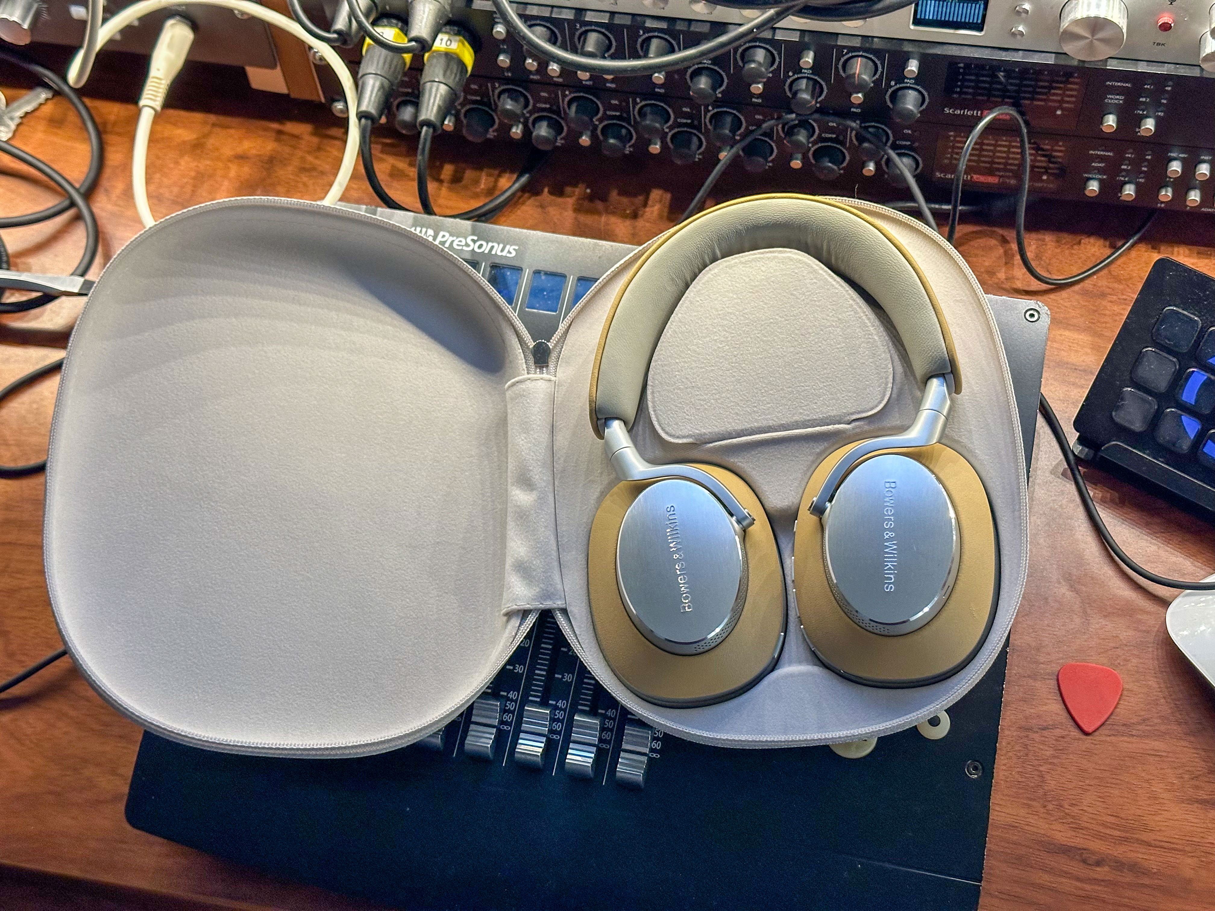 Test des Bowers & Wilkins PX8 : venez pour le design, restez pour l'ANC et la qualité sonore