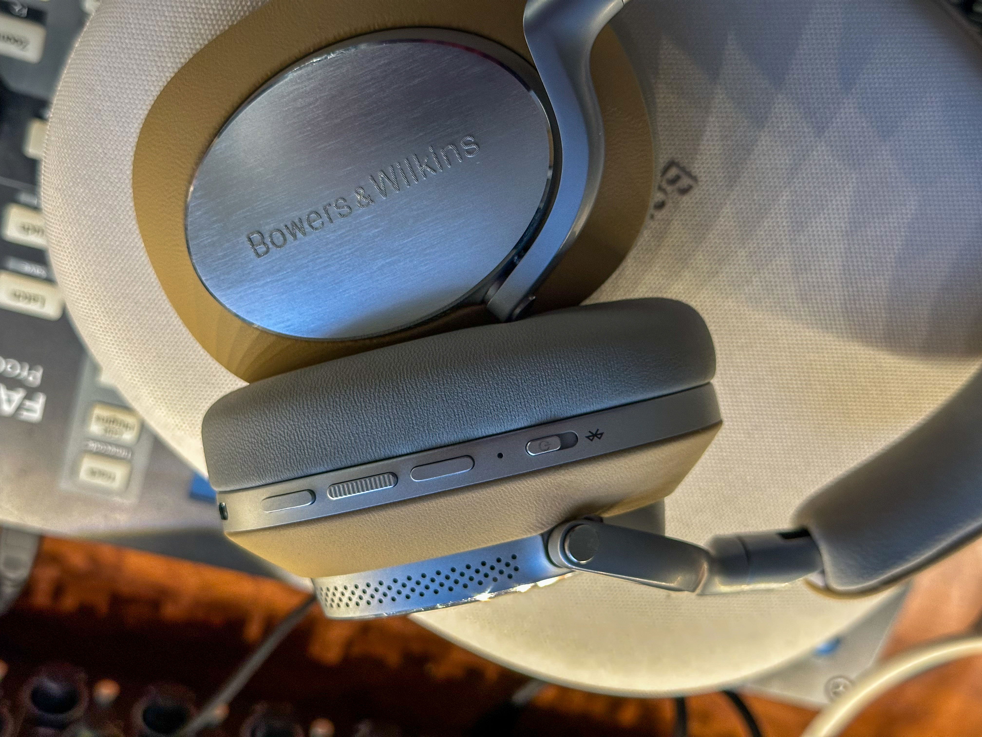 Test des Bowers & Wilkins PX8 : venez pour le design, restez pour l'ANC et la qualité sonore