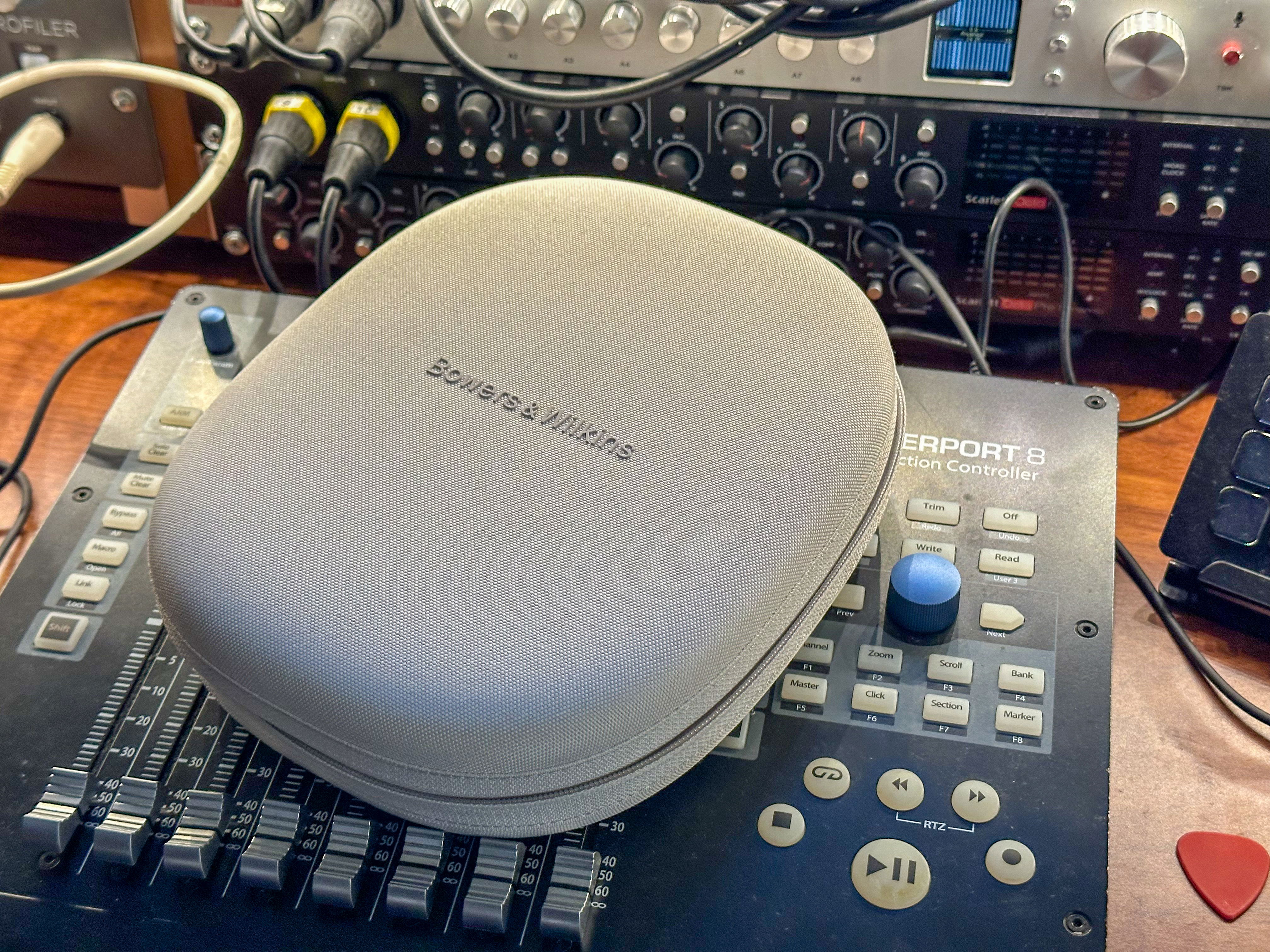 Test des Bowers & Wilkins PX8 : venez pour le design, restez pour l'ANC et la qualité sonore