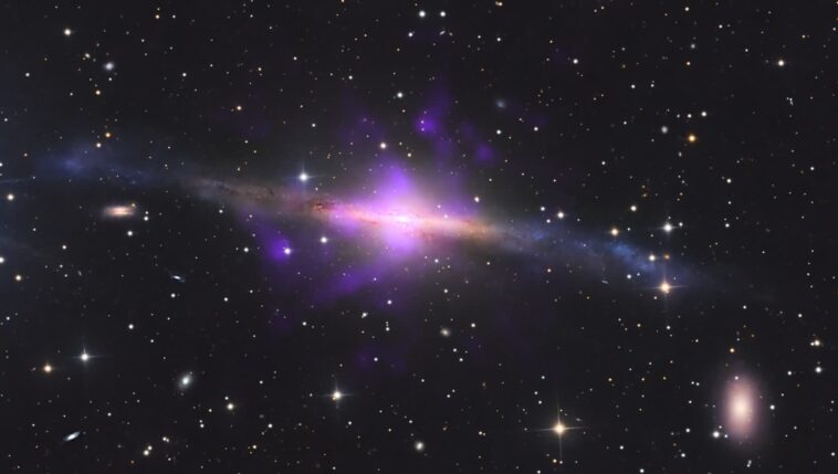 La NASA découvre un étrange trou noir "côté" dans une galaxie lointaine 1 La Nasa Découvre Un étrange Trou Noir "côté" Dans Une