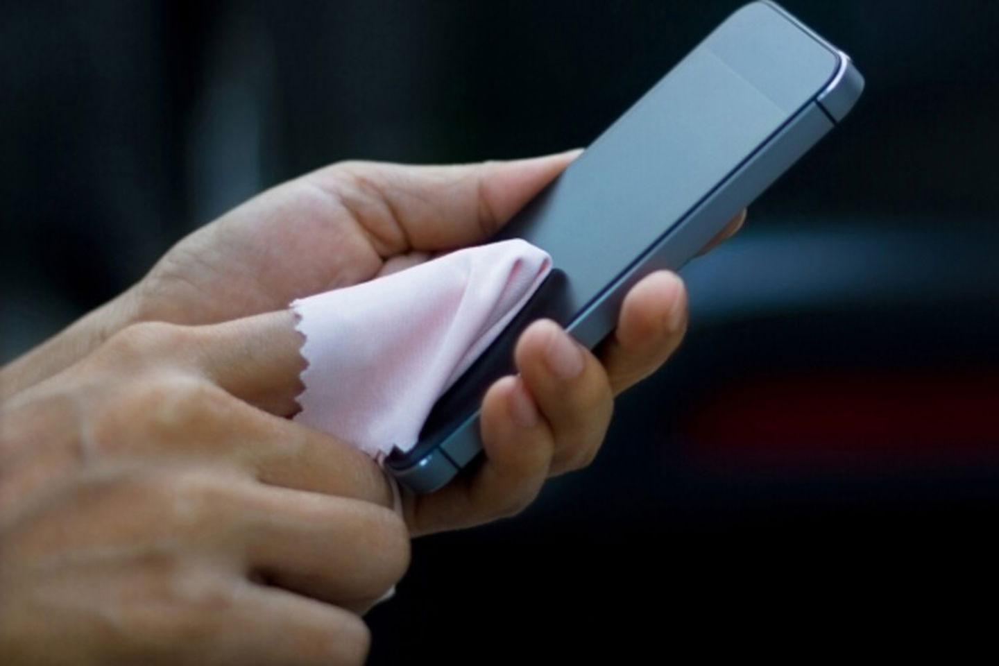 L'écran s'éteint lors de l'écoute des audios WhatsApp : découvrez comment résoudre ce problème 3 Vous pouvez nettoyer le capteur de proximité de votre mobile en passant simplement un chiffon