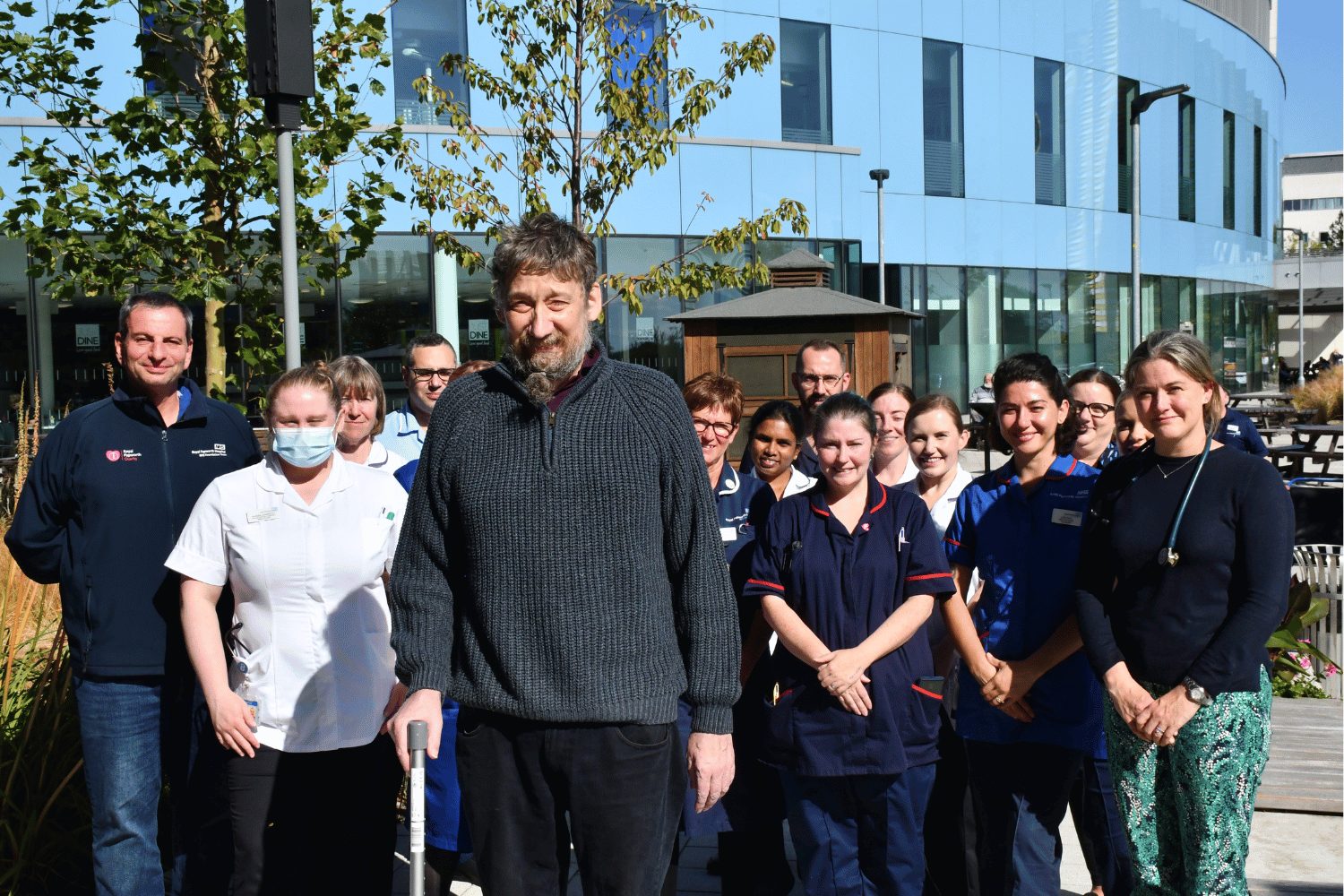 M. Evans-Smith après la transplantation pulmonaire avec le personnel du SSN. Crédit: Royal Papworth Hospital