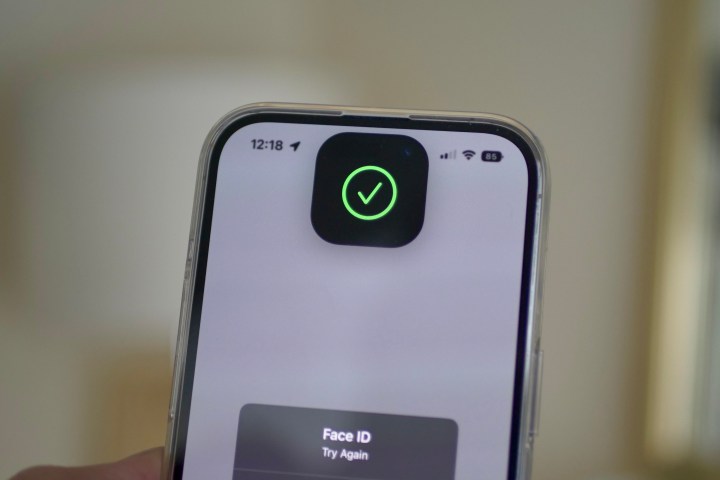 Les Mac ont besoin de Face ID, mais pas s'il ressemble à Windows Hello 4 Icône de validation Face ID sur l'iPhone 14 Pro's Dynamic Island.