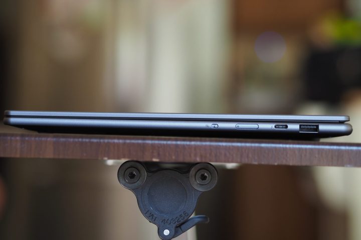 Les Mac ont besoin de Face ID, mais pas s'il ressemble à Windows Hello 6 Vue latérale droite du Lenovo Yoga Slim 7i Aura Edition montrant les ports.