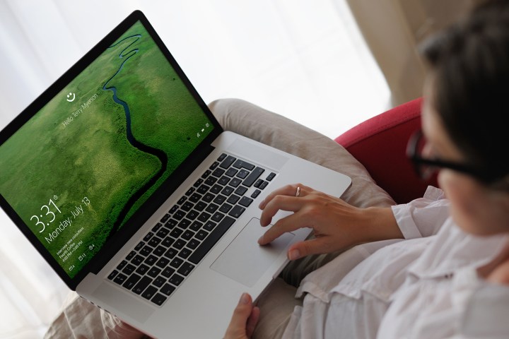 Les Mac ont besoin de Face ID, mais pas s'il ressemble à Windows Hello 5 Une personne utilisant un ordinateur portable avec Windows Hello.