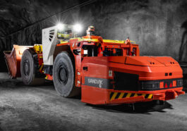Un Véhicule électrique Colossal De 18 000 Kg Charge De
