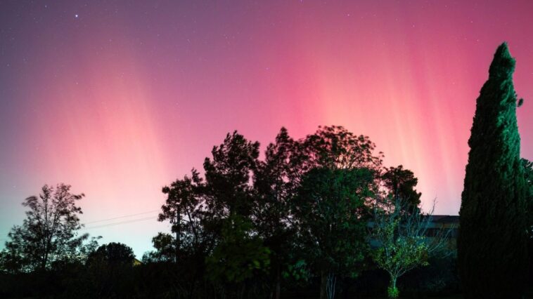 Aurora boréale exceptionnelle pour le Nouvel An : une tempête solaire intense attendue entre aujourd'hui et le 1er janvier 2025 1 Aurora boreale e SAR in Italia il 10-11 ottobre 2024. Credit: Enrico Villa