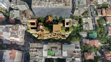 Cette impressionnante tour en Albanie semble un puzzle géant de maisons empilées